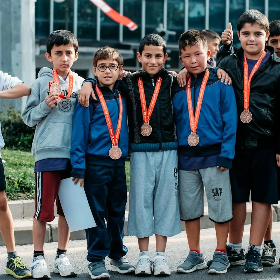 Estudiantes con sus familias en una premiación
