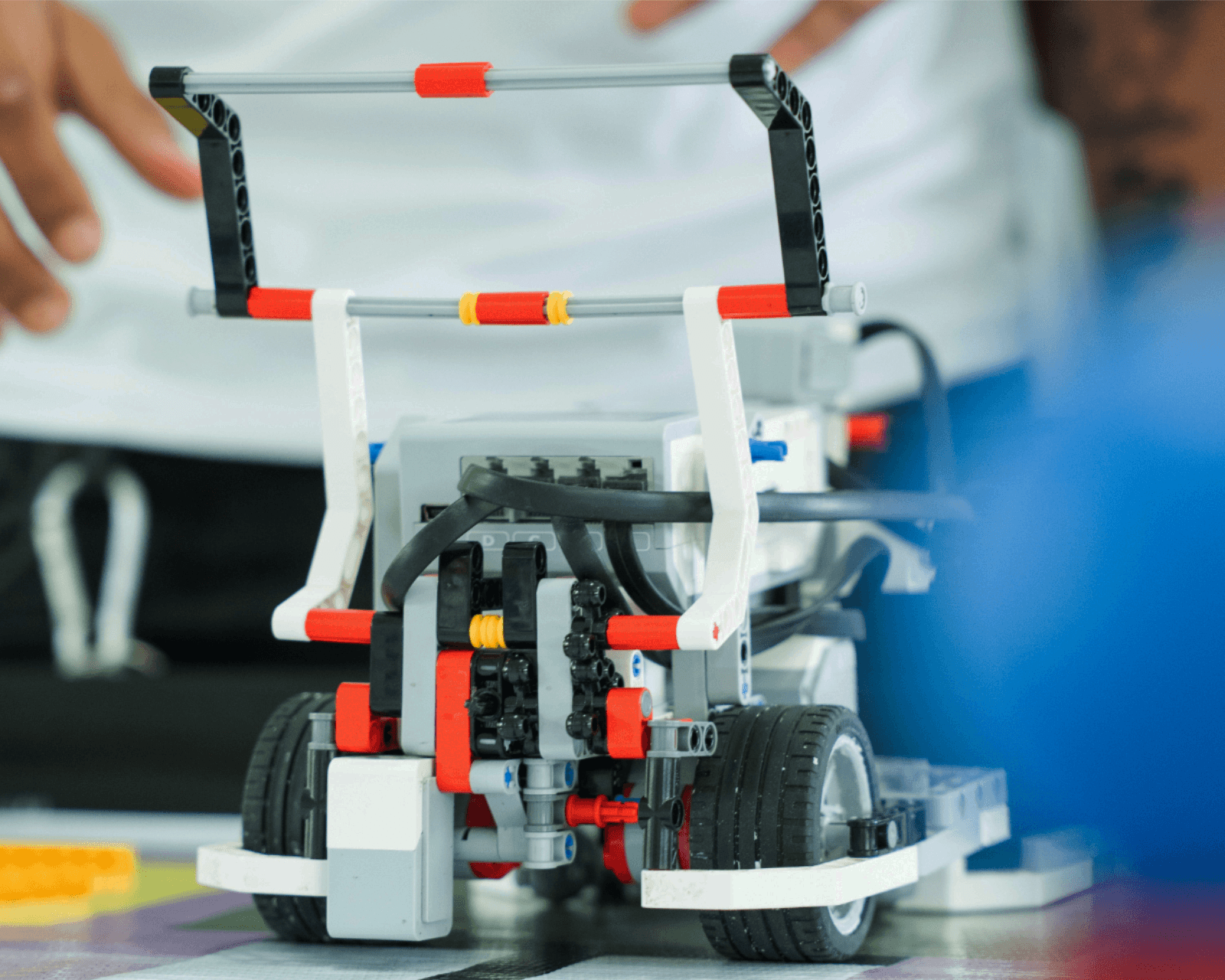 Robots educativos LEGO Mindstorms EV3 alineados sobre una mesa